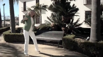 Marbellas borgmästare Ángeles Muñoz dansar loss vid Cortijo Miraflores.