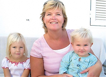 
Bildtext: Louise Sverud &auml;r marknadsansvarig f&ouml;r Svenska Mammor, som bjuder in till ett seminarium om flerspr&aring;kighet i Fuengirola 10 november. F&ouml;r Louise har det varit viktigt att dela med sig av svenska spr&aring;ket och traditioner till de egna barnen Charlie och Rhiain.