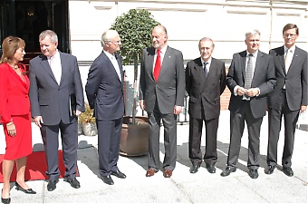 Drottning Kristina-priset delades ut 24 september i Svenska ambassaden i Madrid, i n&auml;rvaro av de b&aring;da monarkerna Carl Gustaf och Juan Carlos. P&aring; bilden fr&aring;n v&auml;nster &auml;ven Lena Treschow Torell fr&aring;n Kungliga Ingenj&ouml;rsvetenskapsakademien, ambassad&ouml;r Anders R&ouml;nquist, Miguel Torres Carb&oacute; fr&aring;n Miguel Torres, Arne Wallin fr&aring;n Holmen Paper samt Svenska-Spanska Handelskammarens ordf&ouml;rande Ingemar Naeve.