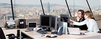 Telemedicine Clinic samlar totalt 65 r&ouml;ntgenl&auml;kare i Barcelona och Sydney samt ett antal externa l&auml;kare som arbetar hemifr&aring;n p&aring; olika platser i v&auml;rlden. �Vi jobbar med n&auml;stan h&auml;lften av sjukhusen i Sverige och Danmark samt ett flertal i England och Spanien�, ber&auml;ttar Henrik Agrell.