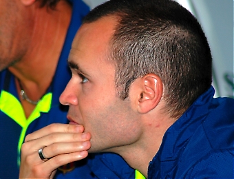 VM-hj&auml;lten Andr&eacute;s Iniesta fotograferades av Sydkusten i h&ouml;stas p&aring; Rosaledastadion i M&aacute;laga.