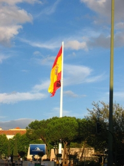 Det &auml;r inte bara Madridb&ouml;rsen som rasar. &Auml;ven Spaniens st&ouml;rsta flagga, vid Plaza de Col&oacute;n f&ouml;ll av st&aring;ngen 2 augusti.