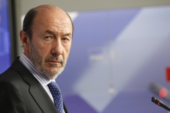 Oppositionsledaren Alfredo Pérez Rubalcaba övertygar ej i opinionsundersökningarna, trots PP:s ras.