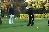 Turneringens eget golfpro Thomas Johansson ger Heimu Kupsu n&aring;gra tips p&aring; puttningsgreenen.