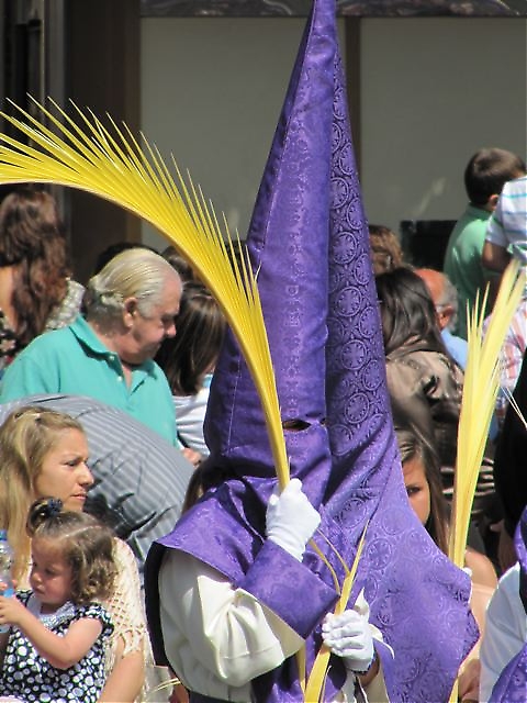 Palmsöndagen till ära bar många “Nazarenos” palmblad vid processionerna.