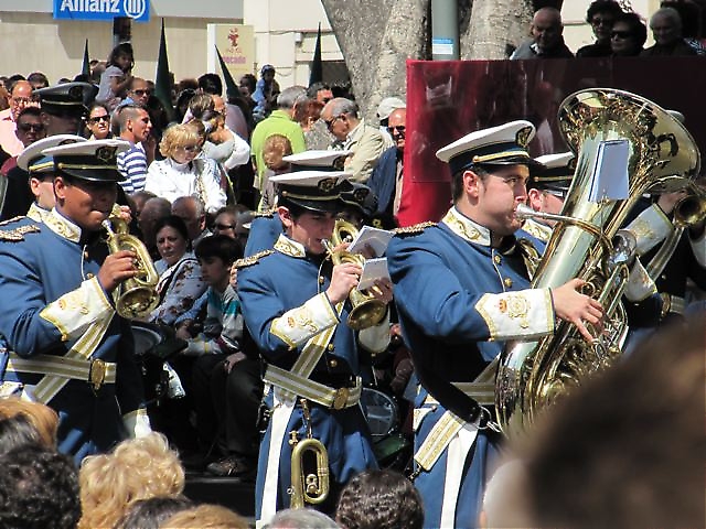 Orkestrarna är viktiga inslag i processionerna och består främst av blåsinstrument samt naturligtvis trummor.