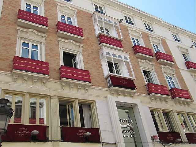 Många fasader i gamla stan är dekorerade i rött under påsken.