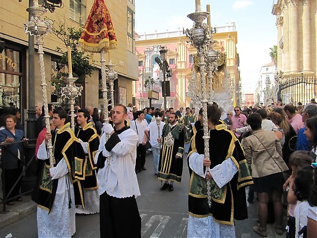 "Lágrimas y Favores"-processionen är en av de populäraste. Skådespelaren och Málagasonen Antonio Banderas är deras "Hermano mayor" (överstebroder).