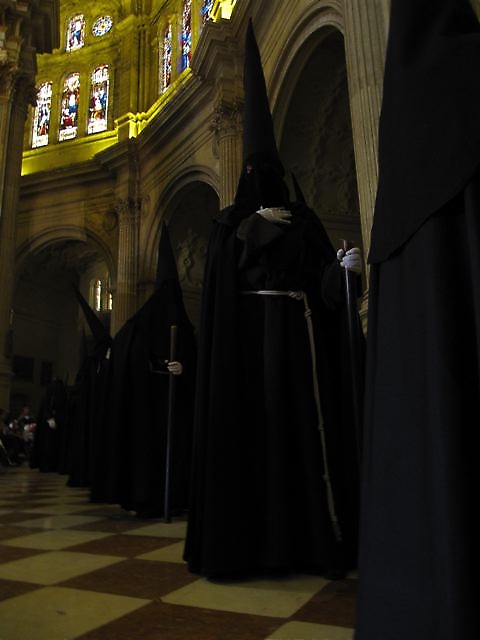 Många påsksamfund tågar genom katedralen, samtidigt som det hålls mässa.