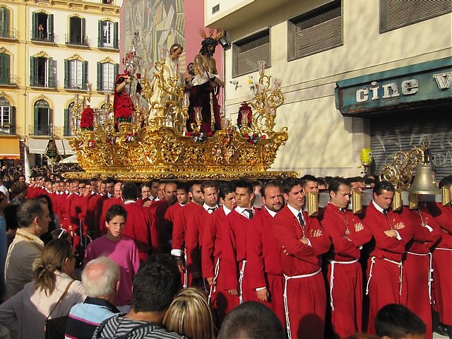 La Humildad-processionen beskådades vid Plaza de la Merced.