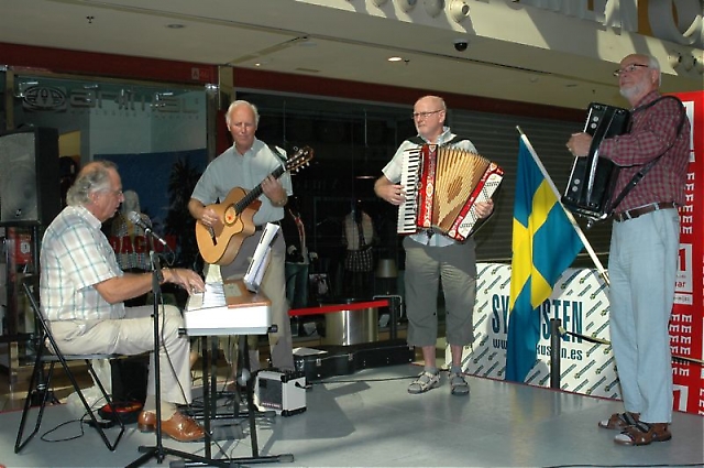 Skandinaviska Turistkyrkans musikensemble underhöll på scenen.