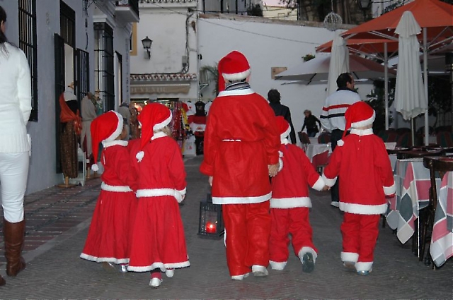 Foto från Svenska skolans luciatåg i Marbella 13 december 2011.