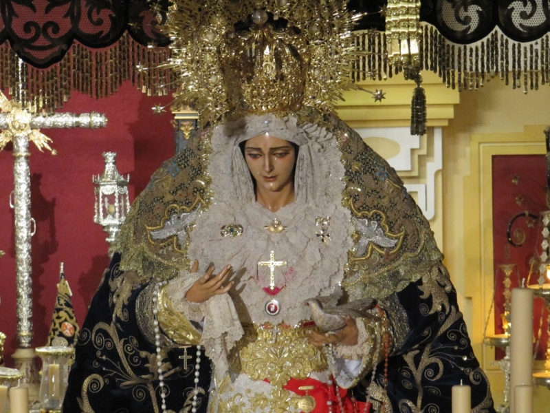La Paloma har fått sitt smeknamn då en duva under processionen 1925 satte sig på hennes hand och följde med hela processionen. Nu har hon en silverduva i handen och processionen följs alltid av riktiga duvor, som man släpper ut ur kartonger längs hennes väg.