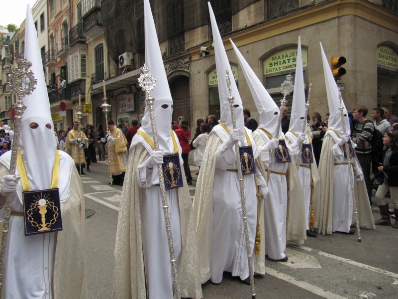Nazarenos, som ofta, felaktigt förknippas med Ku Klux Klan.