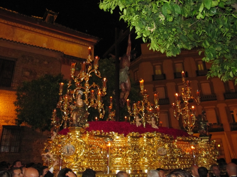 Processionen når sitt klimax när tronen bärs in och ut ur katedralen.
