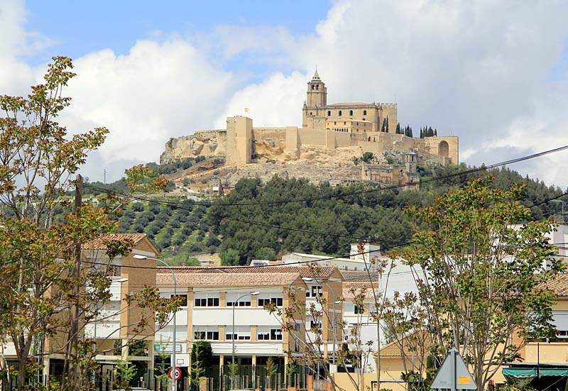 Mäktiga Fortaleza de la Mota, ovanför staden Alcalá La Real.
