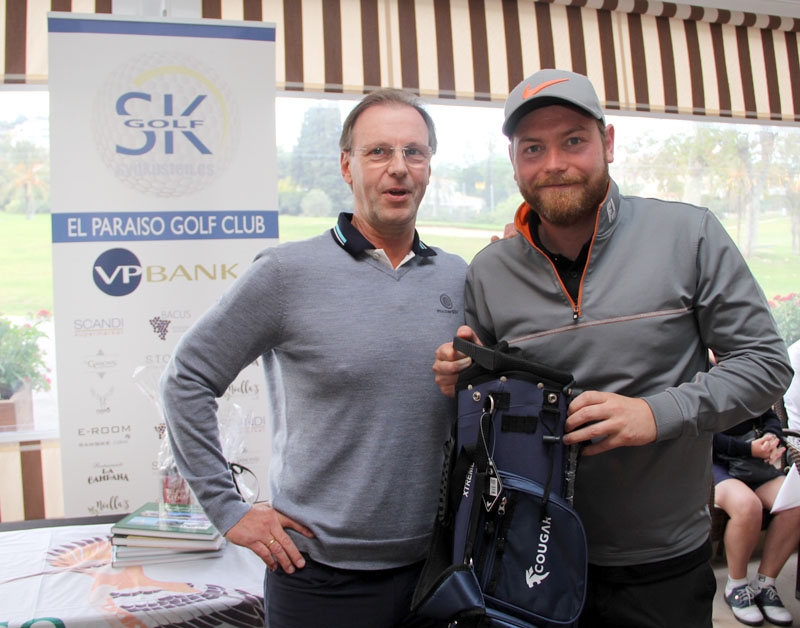 Stefan Tjellander på Holiday Golf lottade ut en golfbag som vanns av Fredrik Jonsson.