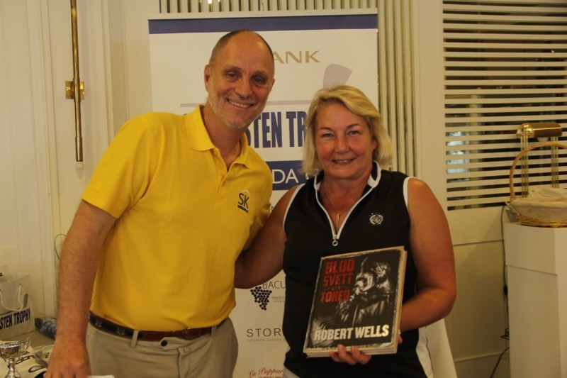 Annelie Eksell vann en signerad memoarbok av Robert Wells för bästa slaget på hål 10 (normalt hål 11).