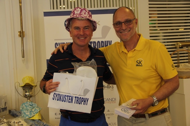 Per Sintring vann ett set golfprylar sponsrade av Peter Gustafsson, för närmast flaggan på hål 2.