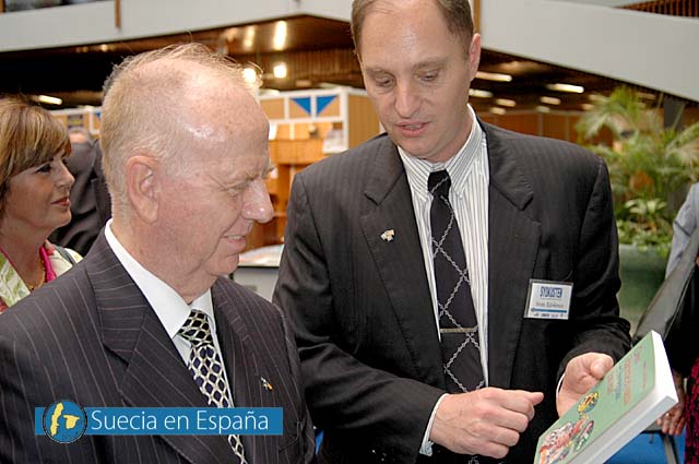 SV: Mats Björkman överlämnade ett examplar av boken "Como hacerce el sueco en lo negocios" till borgmästaren.<br /><br />ESP: Mats Björkman entregó un ejémplar del libro "Como hacerce el sueco en lo negocios" al Alcalde.<br /><br />