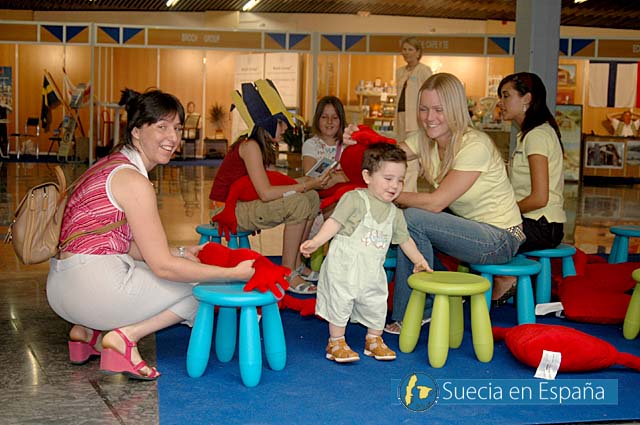 SV: Barnen stortrivdes bland IKEAs barnstolar och kuddar.<br /><br />ESP: Los niños estaban encantados con las sillas y cojines de IKEA.