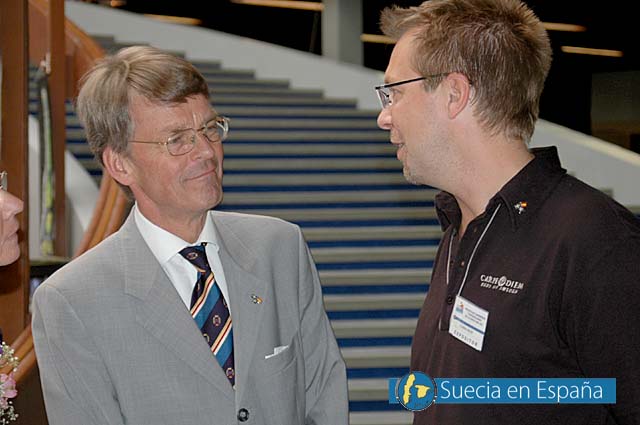 SV: Ambassadör Lars Grundberg samtalar med Lars Andersson från Carma Beds.<br /><br />ESP: El Embajador Lars Grundberg charlando con Lars Andersson de Carma Beds.