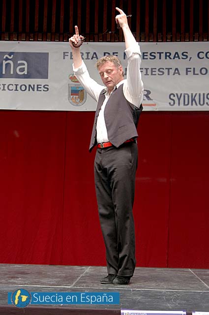 SV: En svensk som dansar flamenco.<br /><br />ESP: Un sueco bailando flamenco.