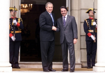 Aznars nära vänskapsband med George W. Bush vände en bred majoritet av den spanska befolkningen mot den tidigare regeringschefen.