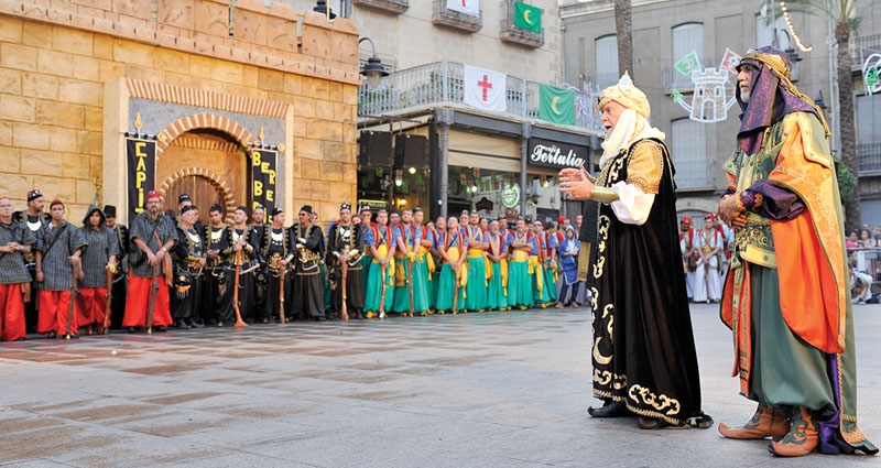Hösten är späckad av festligheter i Spanien. Moros y Cristianos firas i en rad städer och byar. I Crevillente klär en stor del av befolkningen ut sig 4 oktober. Foto: Asociación de Fiestas de Moros y Cristianos