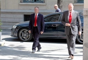 Det är mer än ett år sedan som kung Juan Carlos kunde gå obehindrat, utan kryckor.