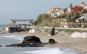 Fågelskådarkiosken har uppförts på havssidan om kustvägen, vid Faro de Calaburras.