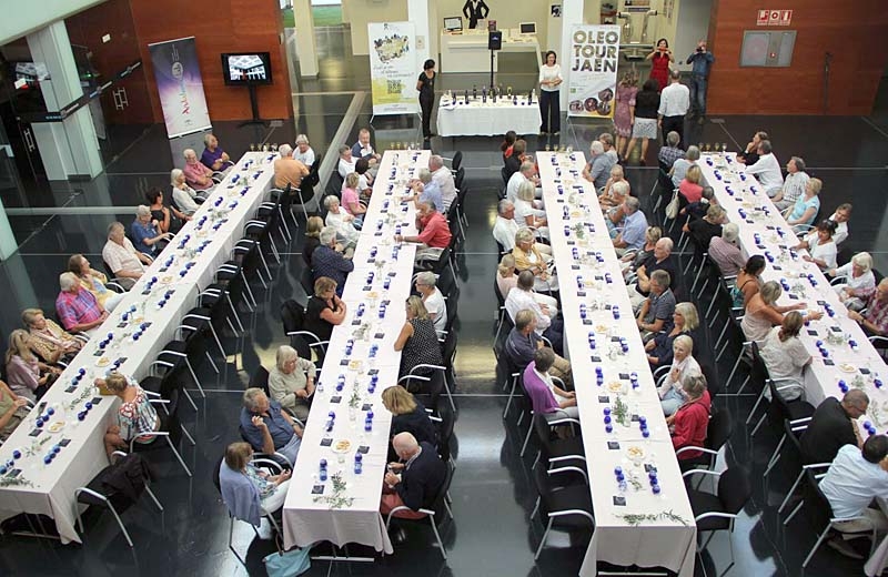 Sällan har en olivolje-provsmakning arrangerats för ett så stort sällskap som 10 oktober, på Andalucía Lab.
