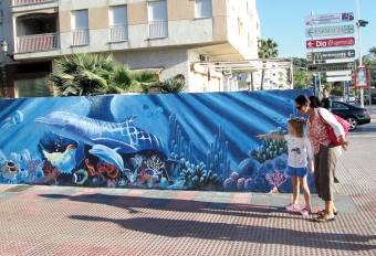 Väggmålningar med Havet som tema har börjat dyka upp i både Almuñécar och La Herradura. Initiativtagare är Peter Claesson på Indigo Travel & Events och den på bilden har målats av Eduardo Baquerizo, i La Herradura. Foto: Indigo Travel & Events