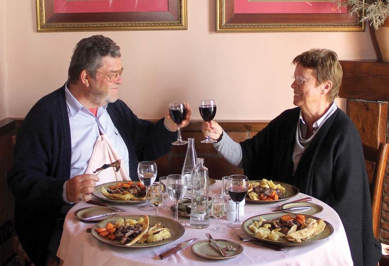 nära 30 års tid har Hans Jöhncke drivit krog i Marbella, tillsammans med hustrun Valeska. Idag lever de ett pensionärsliv i byn Ojén och njuter av att själva vara restauranggäster.