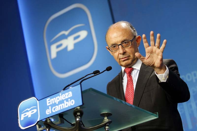 Skatteministern Cristóbal Montoro är hårt pressad och kan tvingas avgå.