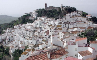 Den utpekade prästen tjänstgör både i Casares, Manilva och Sabinillas.