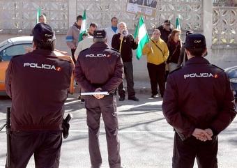 Åtta demonstranter fick regionalpresidenten Susana Díaz att välja bakvägen till evenemanget i Marbella.