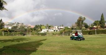 Det både regnade och rådde gassande solsken på El Paraiso Golf 13 februari – samtidigt.