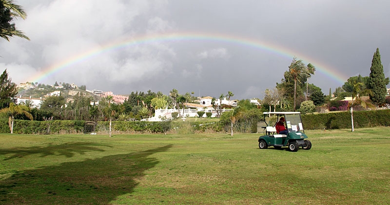 Det både regnade och rådde gassande solsken på El Paraiso Golf 13 februari – samtidigt.