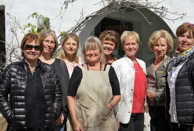 Åtta av utställarna, från vänster: Laila Lindblad, Lotta Lindberg, Lotta Hammer, Agneta Larsen, Camilla Grahn, Gunilla Eklund, Soili Lewin och Lisbeth Olsson. Foto: Margaretha Janemar