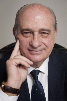Spaniens inrikesminister är medlem av Opus Dei och tyr sig till helgon och jungfrur. Foto: Jorge Fernández Díaz, Ministro del Interior