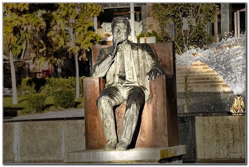 Staty till Adolfo Suarez y byn Plasencia (Extremadura). Foto: Cotallo-nonocot/Flickr