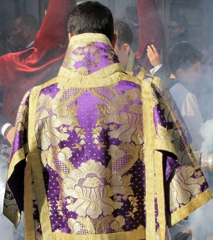 Allt för många spanska präster och biskopar lever med ryggen åt verkligheten.