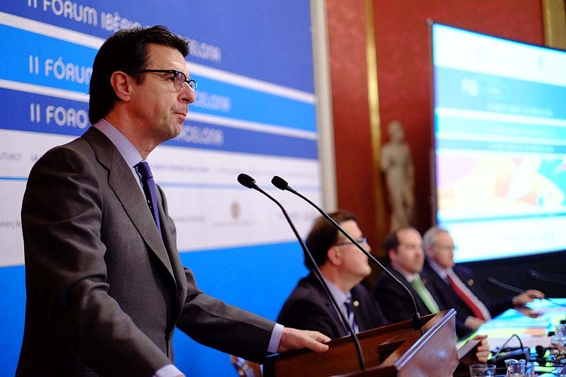 Energiministern José Manuel Soria tvingade elbolagen vid årsskiftet att hålla nere priset och trots det har de tagit dubbelt så mycket betalt för den rörliga kostnaden.
