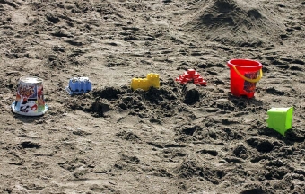 Barnen kan lugnt leka vidare på stranden i Rincón de la Victoria.