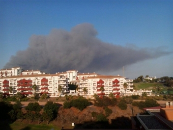 Tjocka rökmoln syns bland annat vid Miraflores Golf, i Mijas Costa. Foto: José Antonio Sánchez Benítez