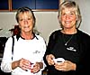 Att Kerstin Körberg och Marianne Lidholm driver Las Gemelas Café i Calahonda ser ni på deras tröjor.