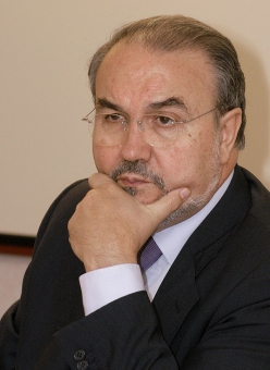 Tidigare finansministern Pedro Solbes är ett av få exempel där en ansvarig vågat säga emot sin chef, i det här fallet den socialistiske regeringschefen José Luís Rodríguez Zapatero. Det kostade Solbes posten.