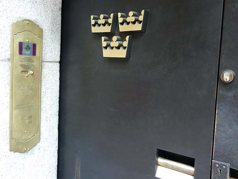 Den som ringer på hos ambassaden för att ansöka om pass eller id måste sedan november ha förbeställt tid.