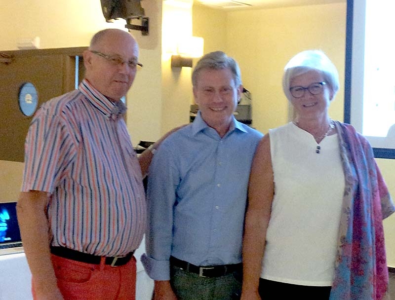 Ordföranden i AHN i Nerja Svens Sjöberg hyllade medlemmarna nummer 1 000 och 1 001 Håkan och Ingrid Warnelid med en flaska cava.